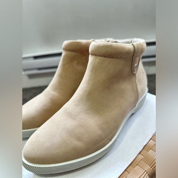 SOLD Ladies Boots - Picture 5 of 7